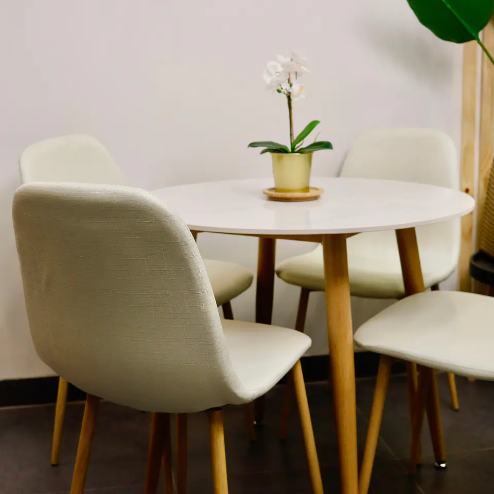 Set Comedor Redondo de Cuarzo + 4 Sillas Eames 7