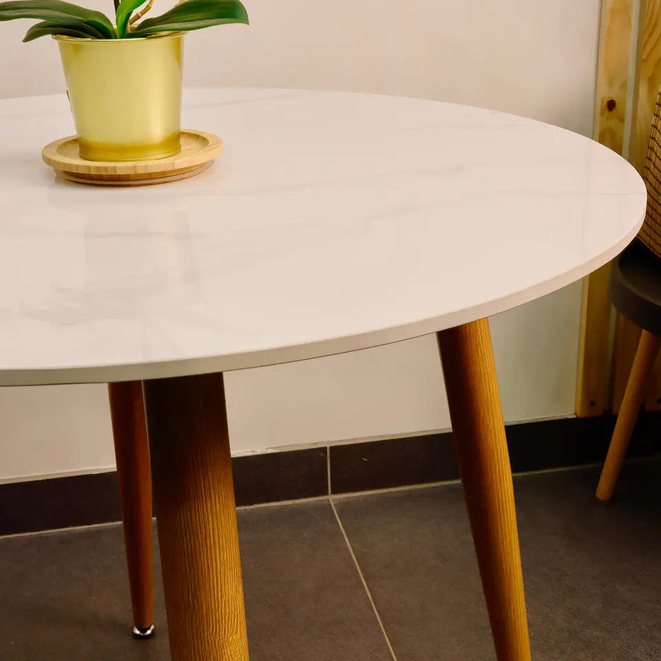 Set Comedor Redondo de Cuarzo + 4 Sillas Eames 9
