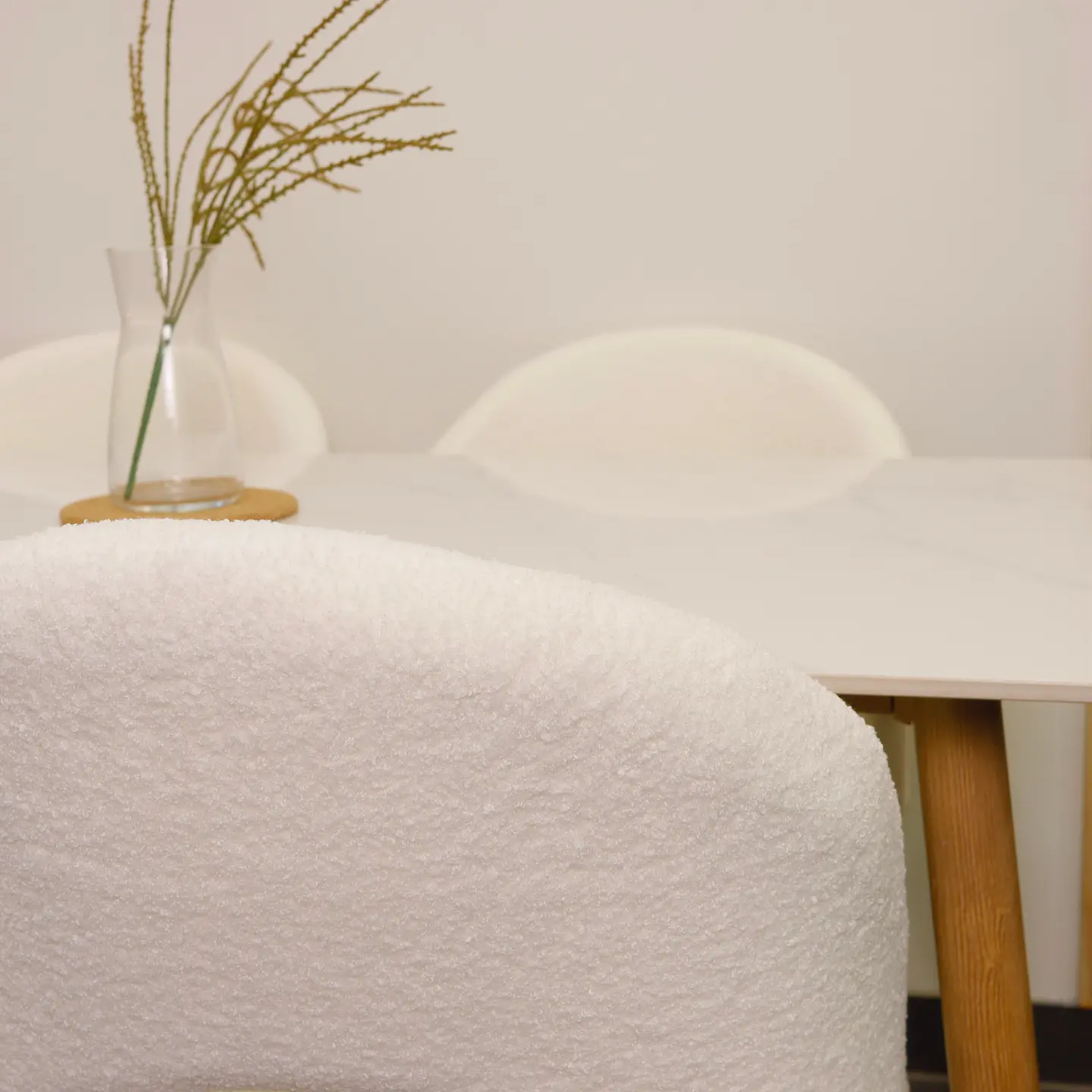 Set Comedor Rectangular de Cuarzo + 4 Sillas Eames Lana Bouclé Blanco   3