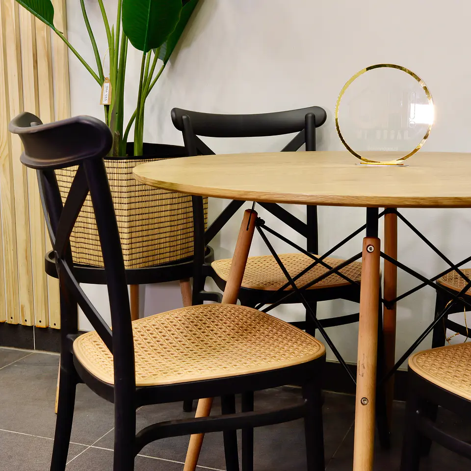 Set Comedor Eames Redondo 100cm Wood + 4 Sillas Crossback Top Negro  4