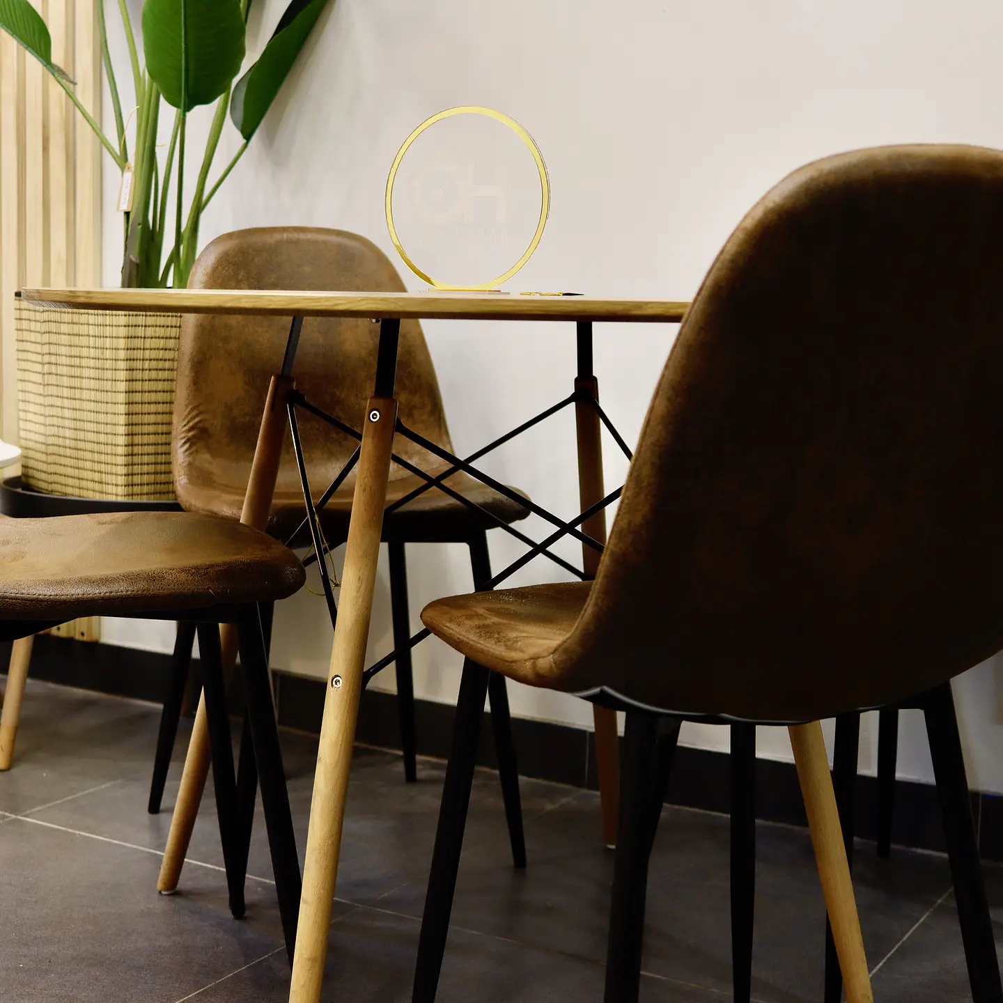 Set Comedor Eames Redondo 100cm Wood + 4 Sillas Eames Ecocuero Café  4