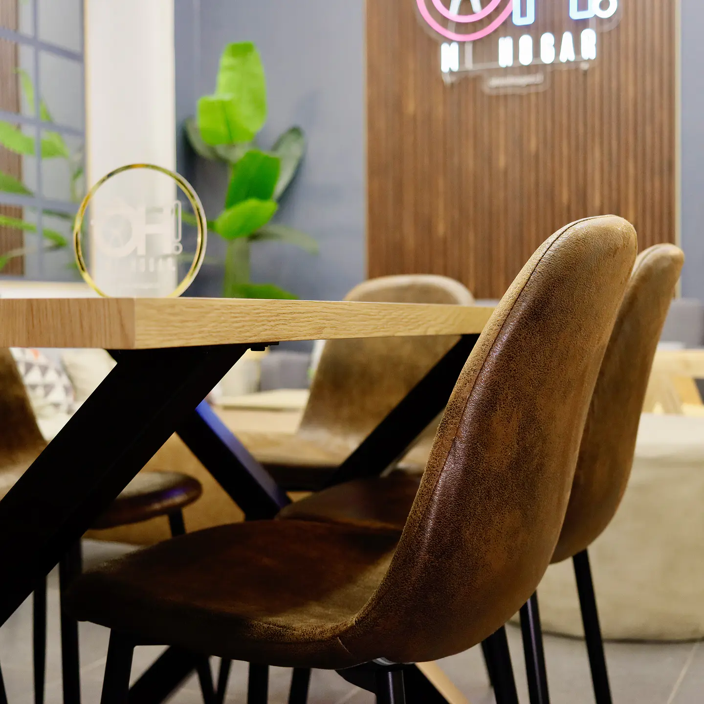 Set Comedor Xtable Wood + Sillas Eames Ecocuero Café 7