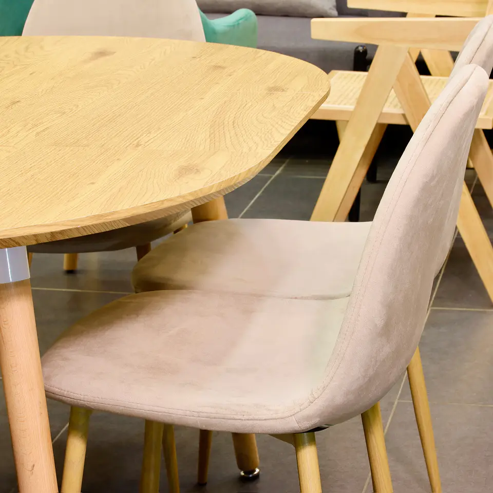 Comedor Extensible Wood (100 - 140 -180 cm) + Sillas Eames Velvet 15