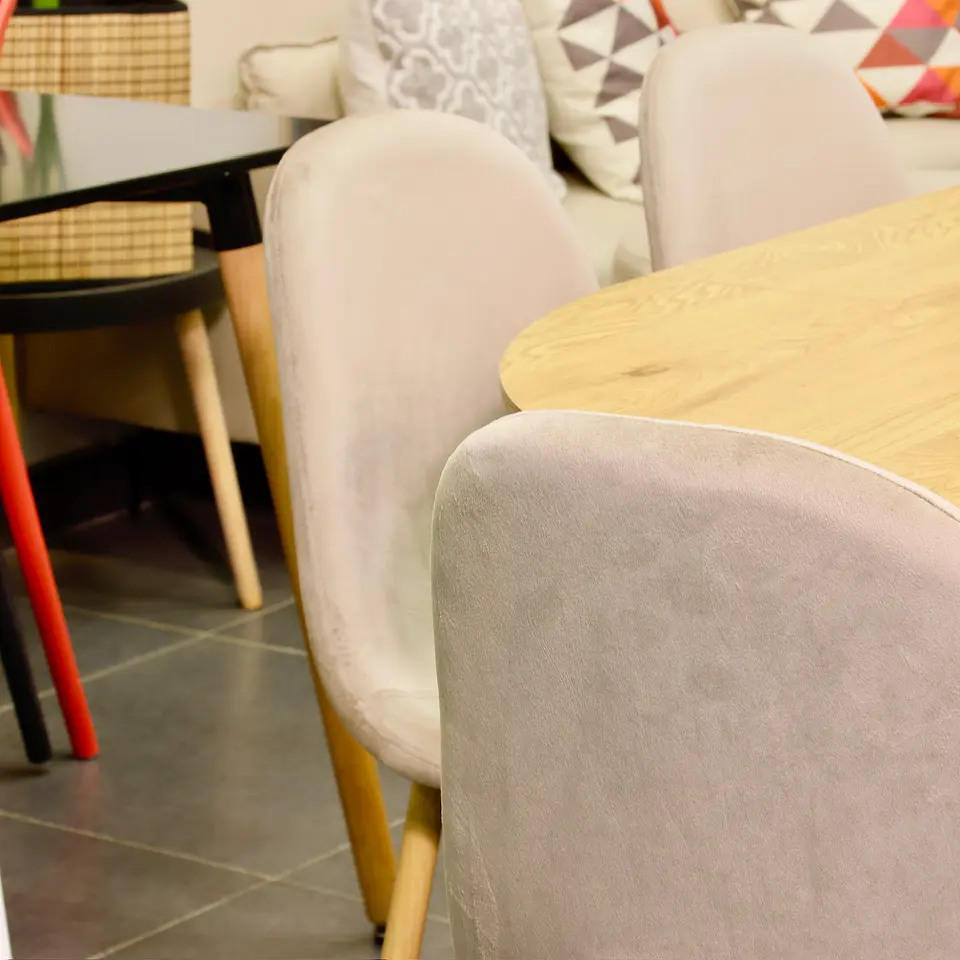 Comedor Extensible Wood (100 - 140 -180 cm) + Sillas Eames Velvet 16