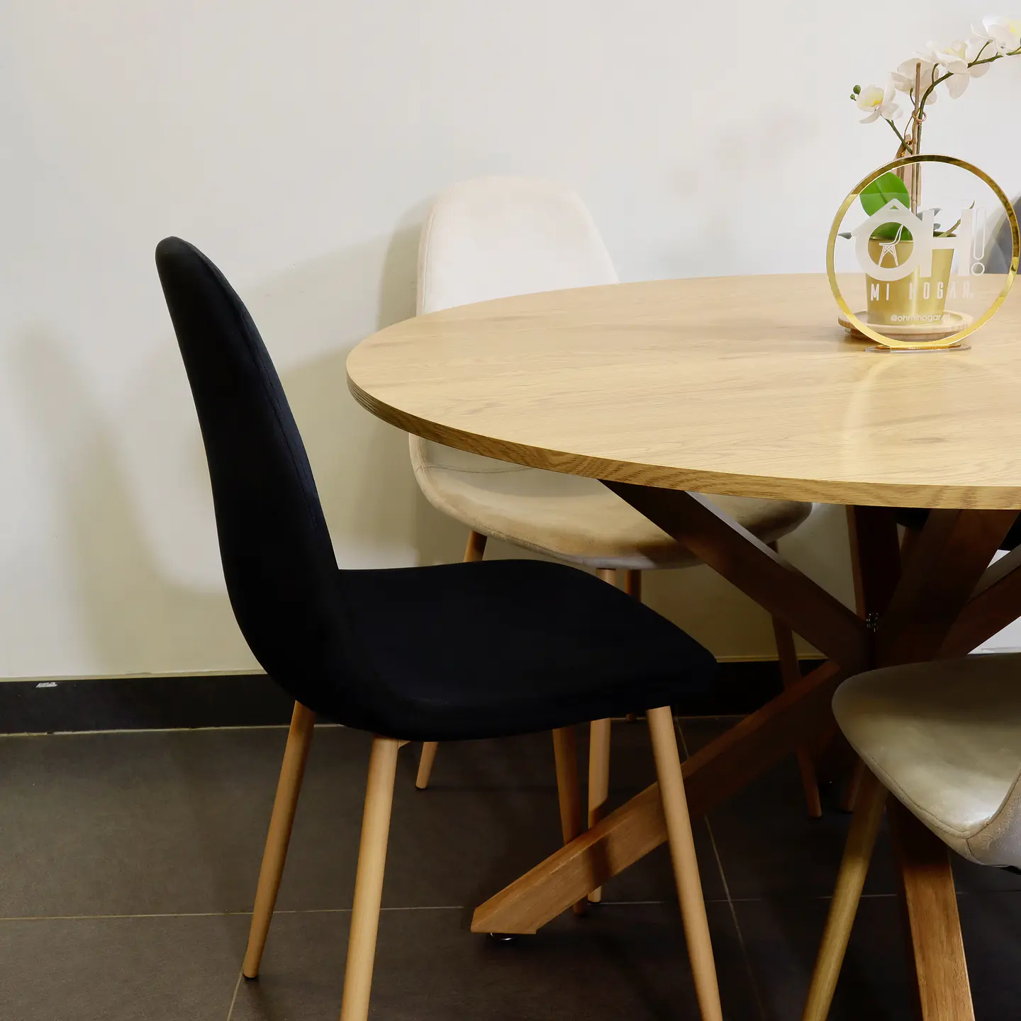 Set de Comedor Mesa Redonda Ohmioh Natural 120cm + Sillas Eames Velvet 2