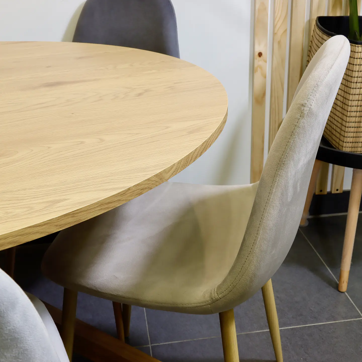 Set de Comedor Mesa Redonda Ohmioh Natural 120cm + Sillas Eames Velvet 9