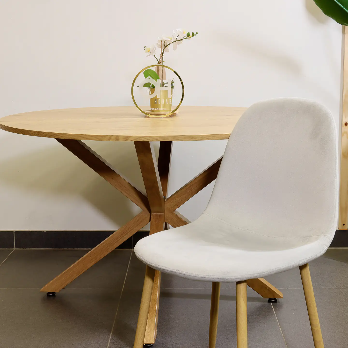 Set de Comedor Mesa Redonda Ohmioh Natural 120cm + Sillas Eames Velvet 4