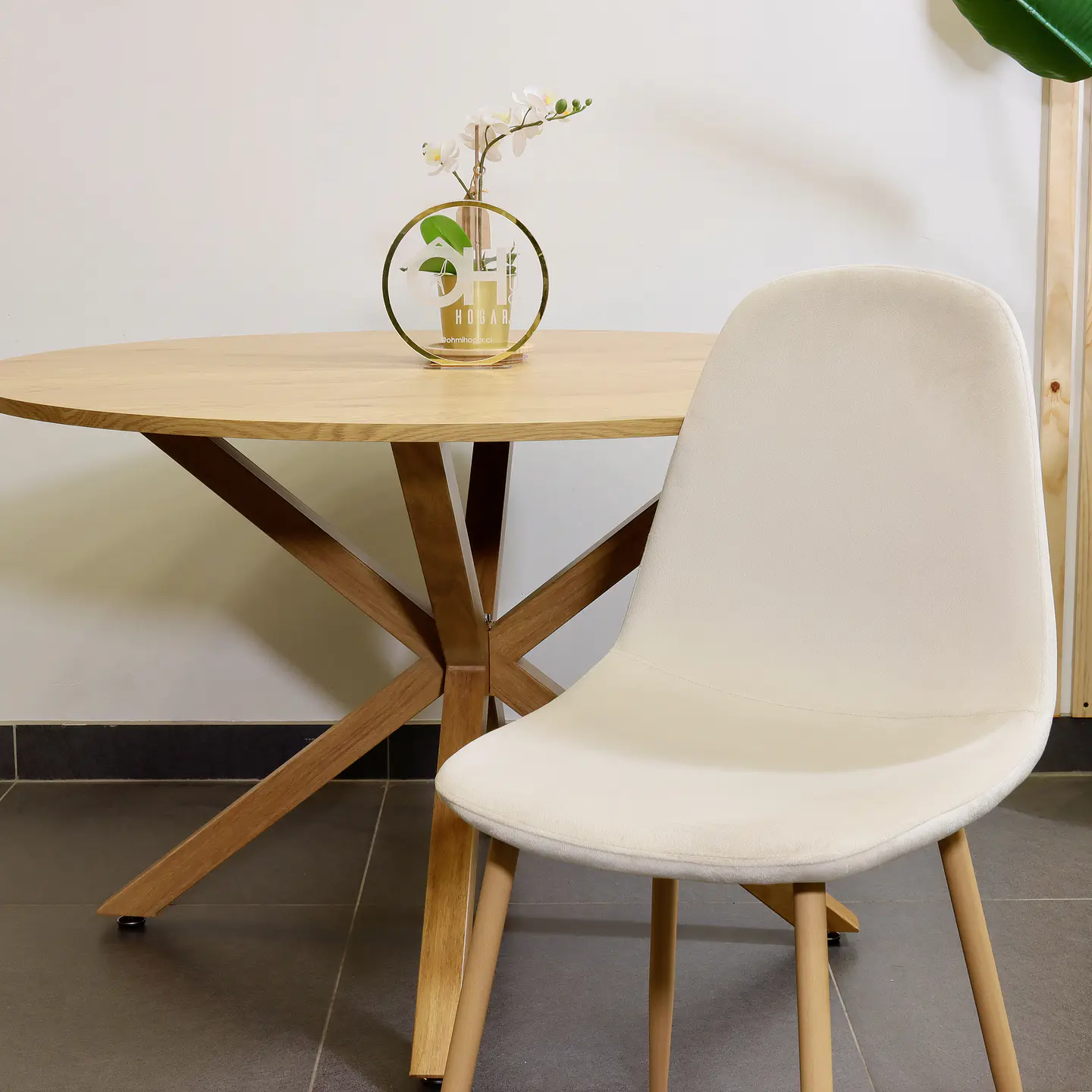Set de Comedor Mesa Redonda Ohmioh Natural 120cm + Sillas Eames Velvet 7