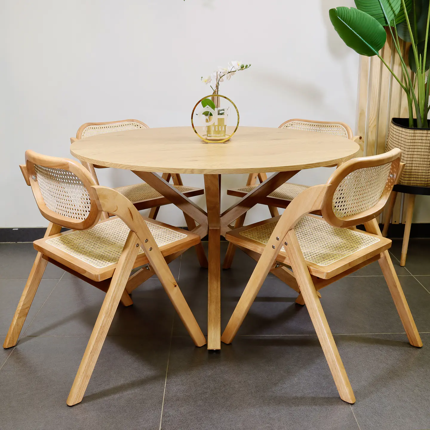 Set de Comedor Ohmioh Mesa Redonda Natural de 120 cm + 4 Sillas Plegables de Madera 1