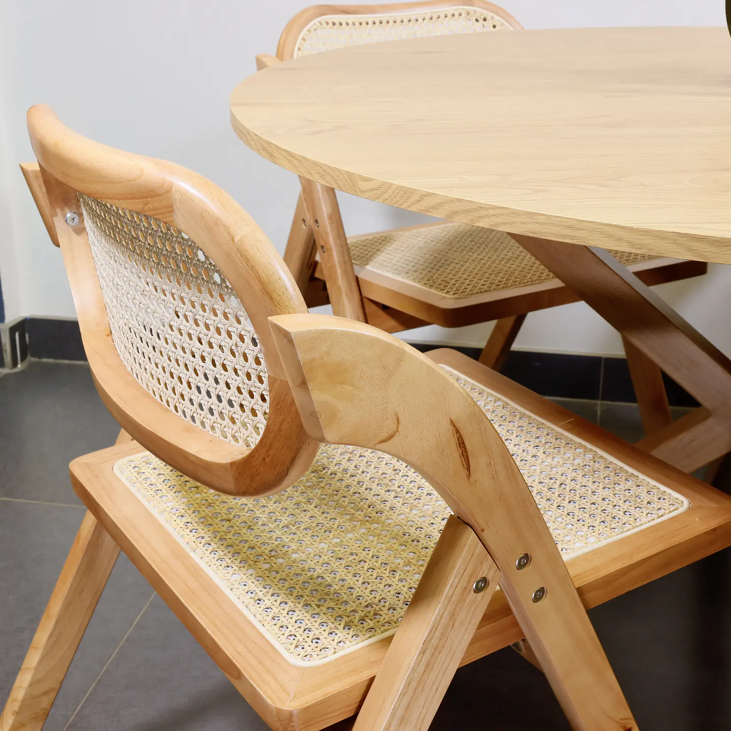 Set de Comedor Ohmioh Mesa Redonda Natural de 120 cm + 4 Sillas Plegables de Madera 3