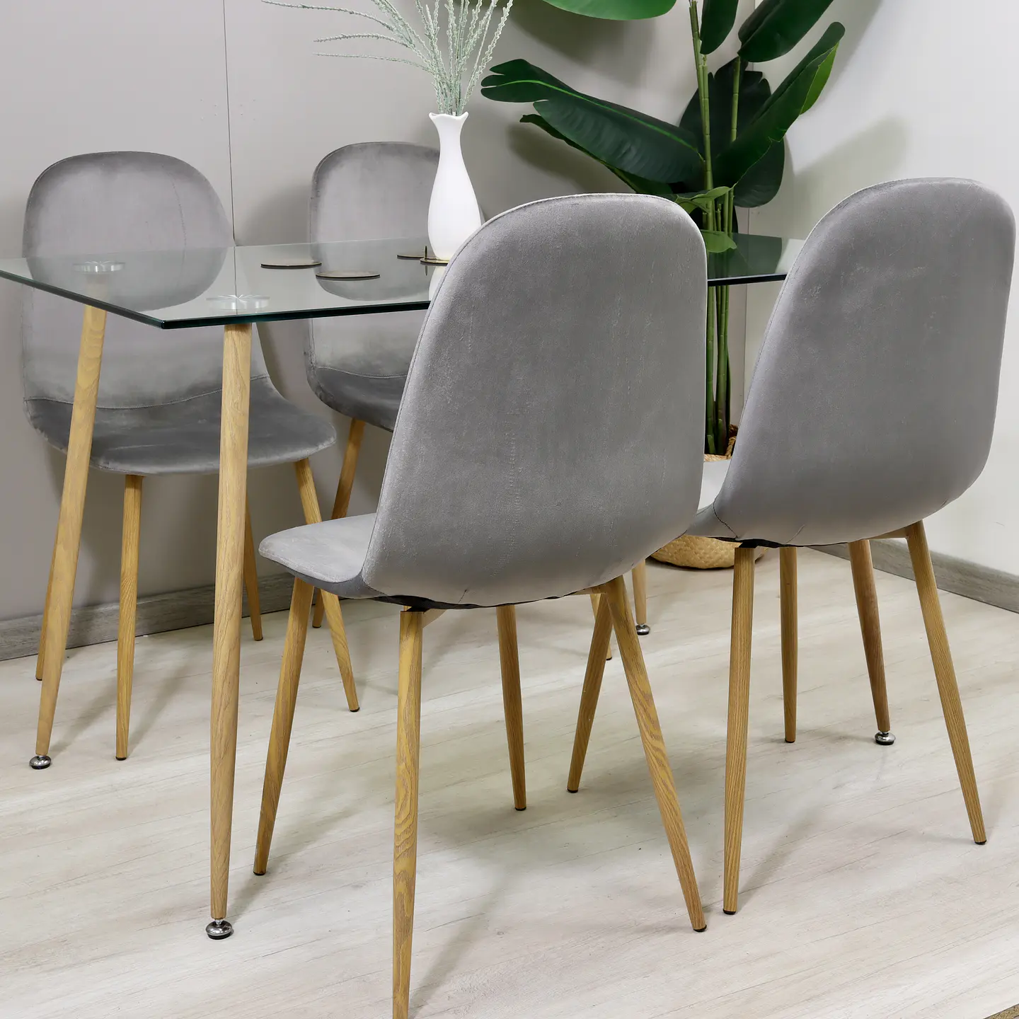 Set de Comedor Rectangular Vidrio 120x80cm + Sillas Eames Velvet 8