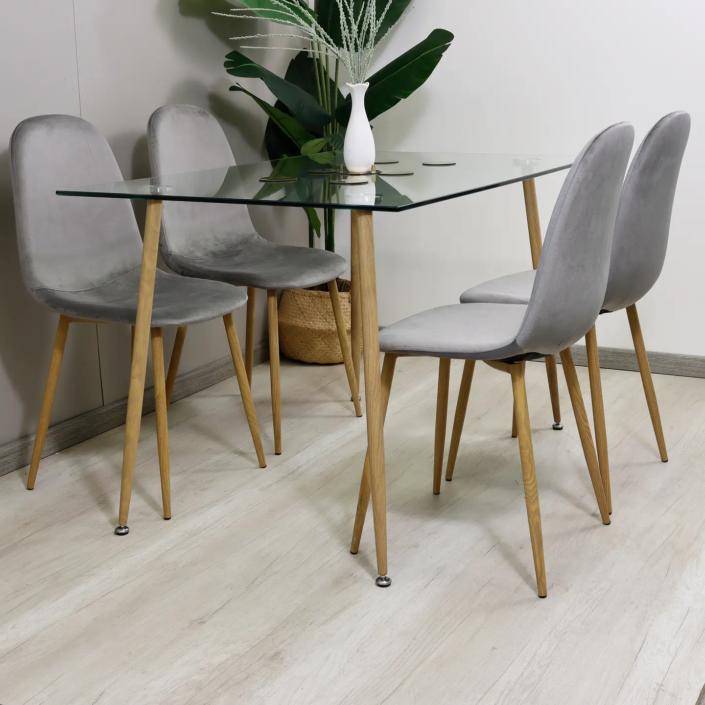 Set de Comedor Rectangular Vidrio 120x80cm + Sillas Eames Velvet 4