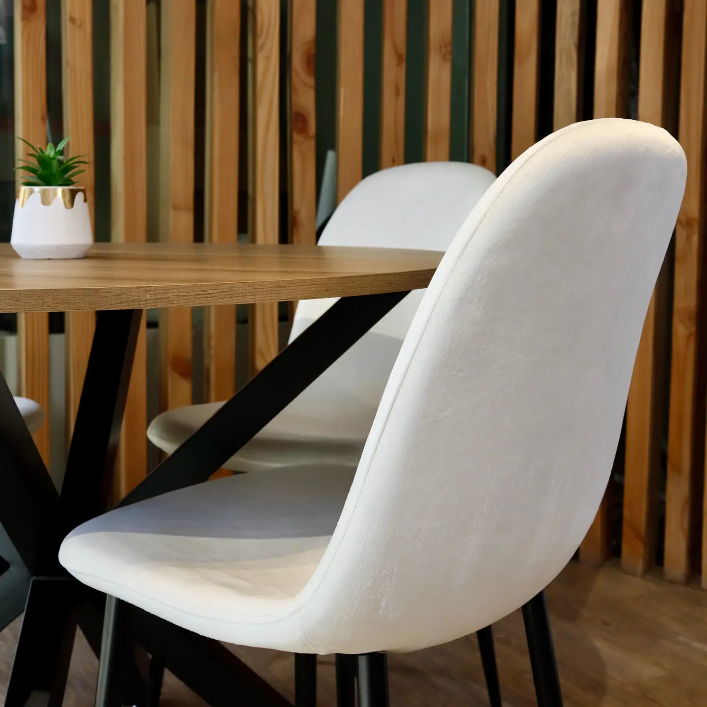 Mesa Ohmioh Redonda Wood + 4 Sillas Eames Velvet PN 5