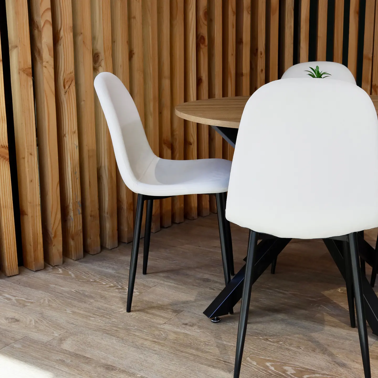 Mesa Ohmioh Redonda Wood + 4 Sillas Eames Velvet PN 7