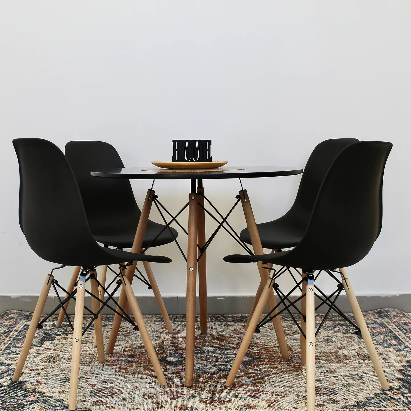 Comedor Redondo 80cm + 4 Sillas Eames Clásicas 2