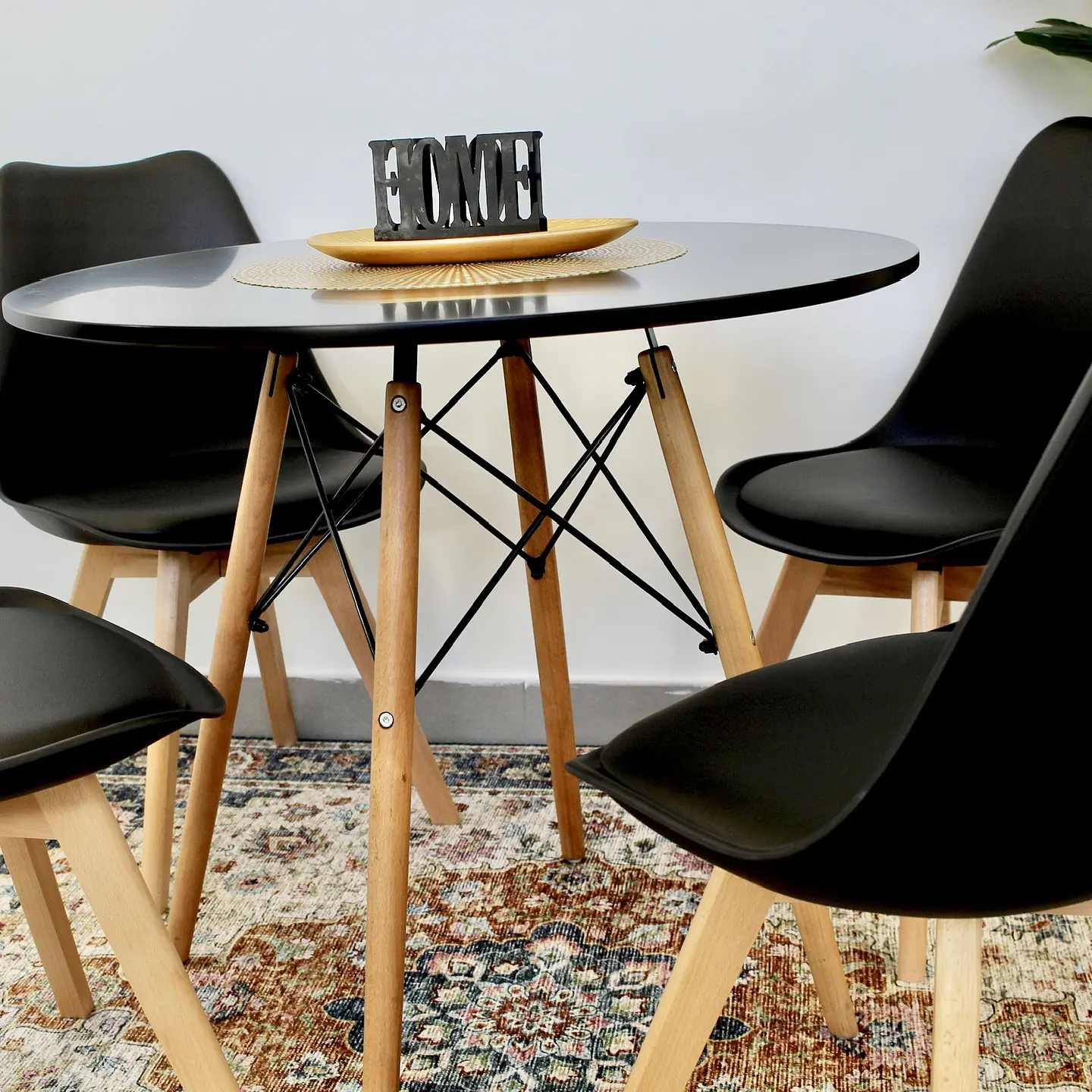 Comedor Redondo Eames 80cm + 4 Sillas Eames Acolchadas  4