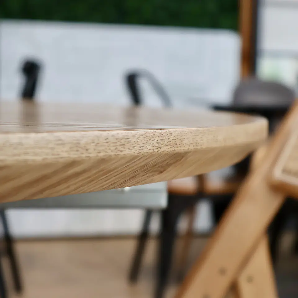 Mesa Extensible + Sillas Crossback de Madera 4