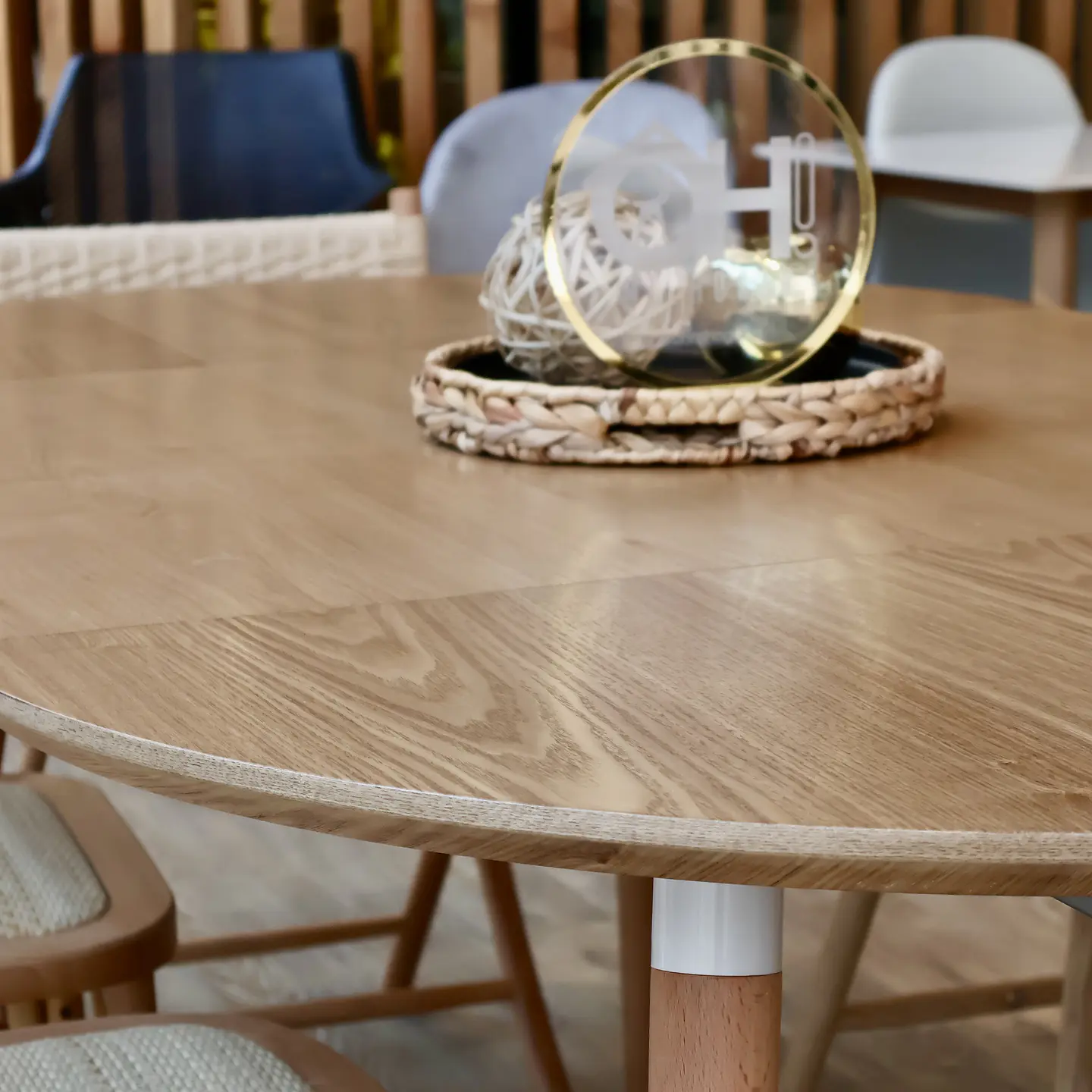 Mesa Extensible + Sillas Crossback de Madera 6
