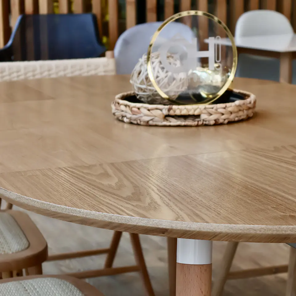 Mesa Extensible + Sillas Crossback de Madera 6
