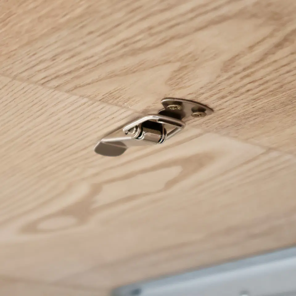 Mesa Extensible + Sillas Crossback de Madera 8
