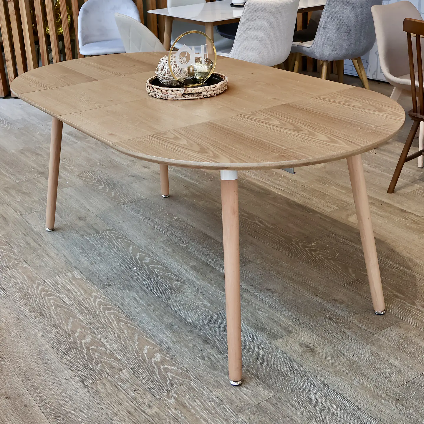 Mesa Extensible + Sillas Crossback de Madera 9