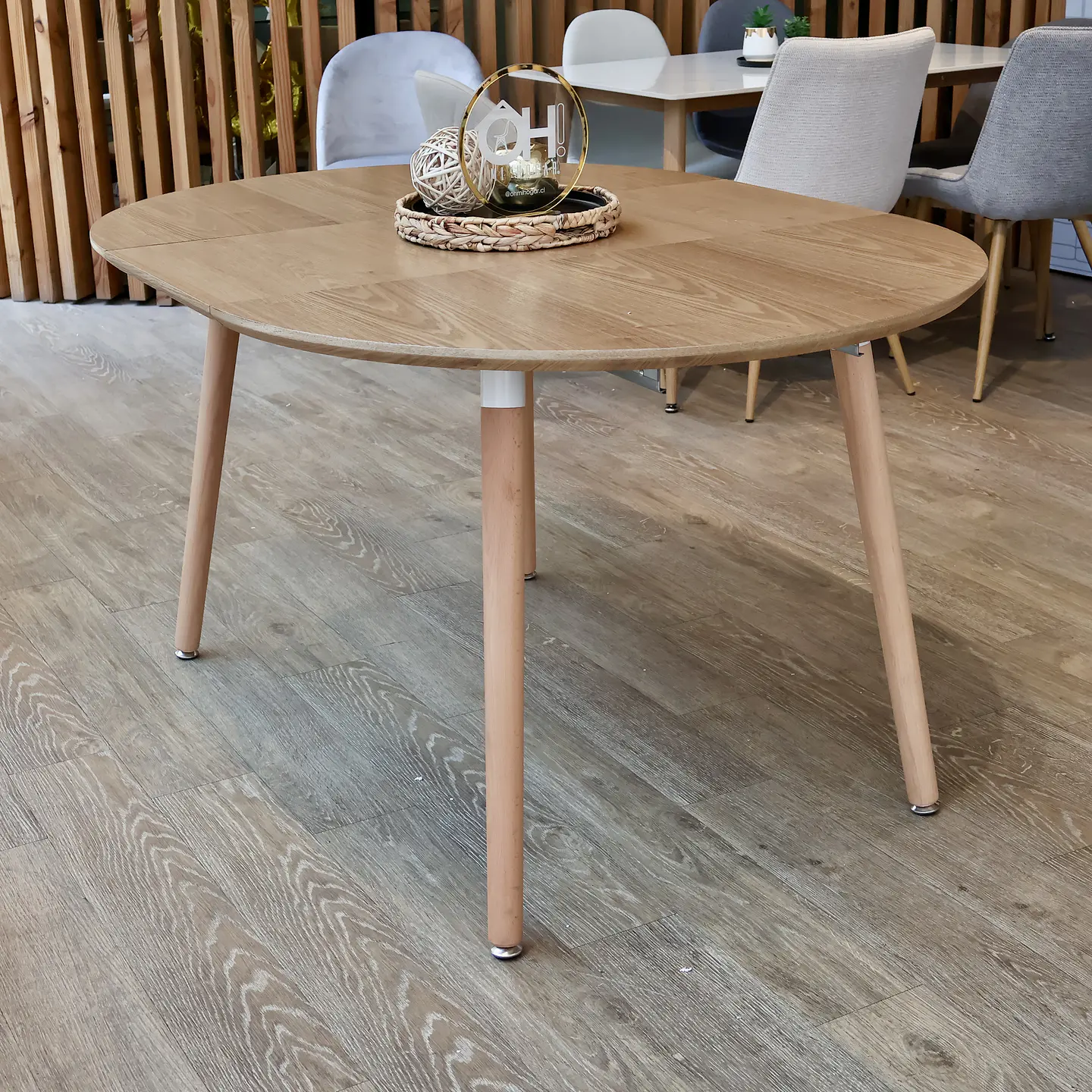 Mesa Extensible + Sillas Crossback de Madera 11