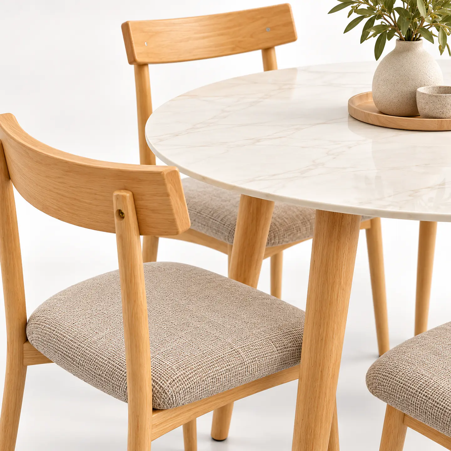 Set de Comedor Redondo de Cuarzo + 4 Sillas Yuan de Madera y Lino 4
