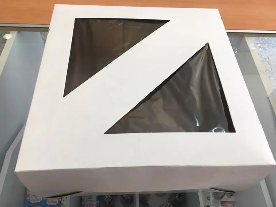 Caja pastel blanca ventana celofan 30x30x12 1