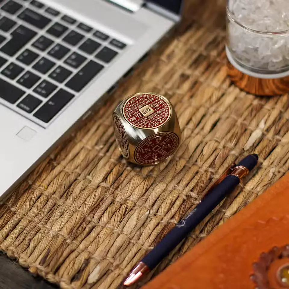 Dado Feng Shui da Prosperidade — Vermelho & Latão 4