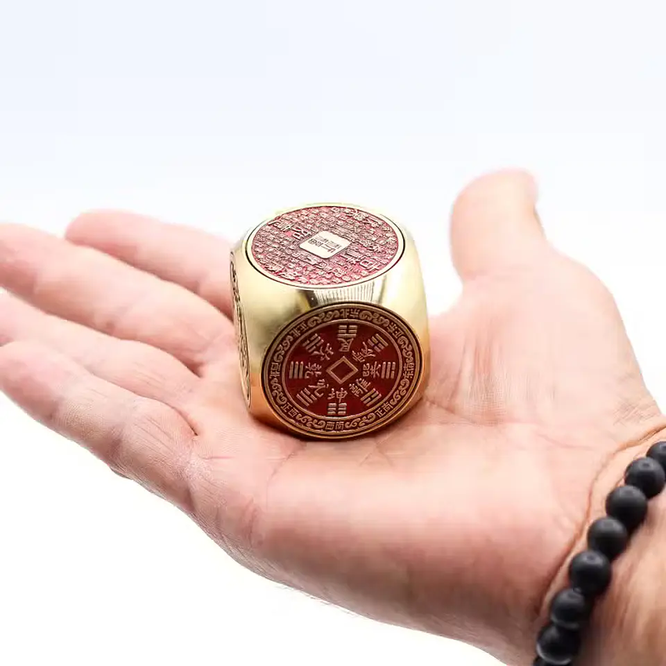 Dado Feng Shui da Prosperidade — Vermelho & Latão 2