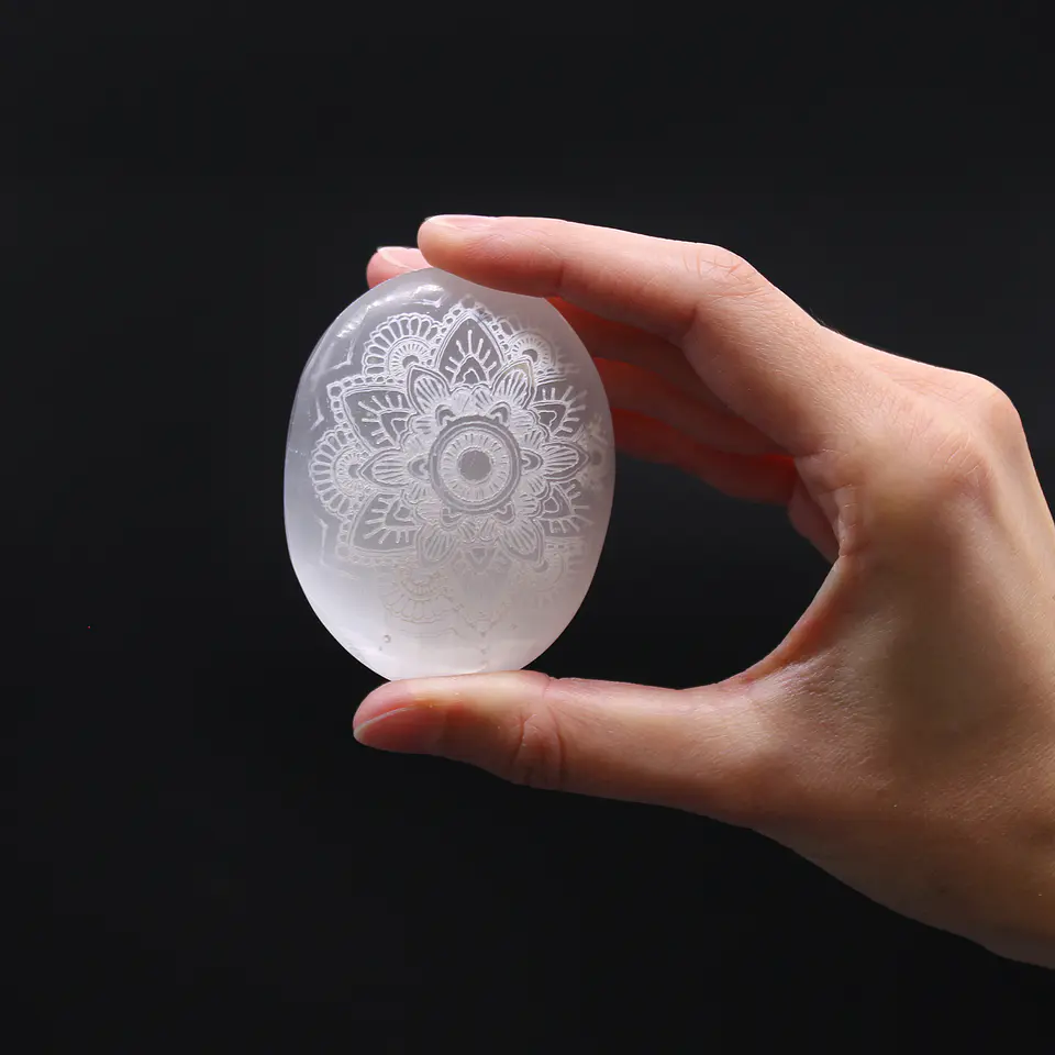 Pedra Espalmada de Selenite - Mandala Gravada 3
