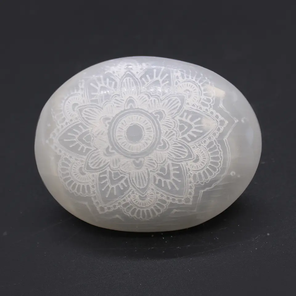 Pedra Espalmada de Selenite - Mandala Gravada 2