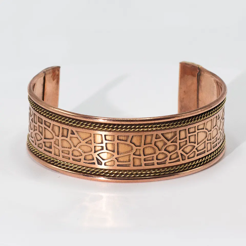 Pulseiras Largas de Cobre com Efeitos Decorativos em Latão 6