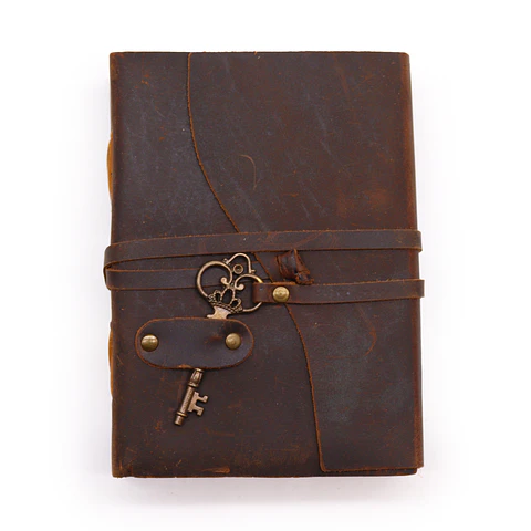 Caderno de Couro Escuro com Chave - Efeito Envelhecido 13x18cm