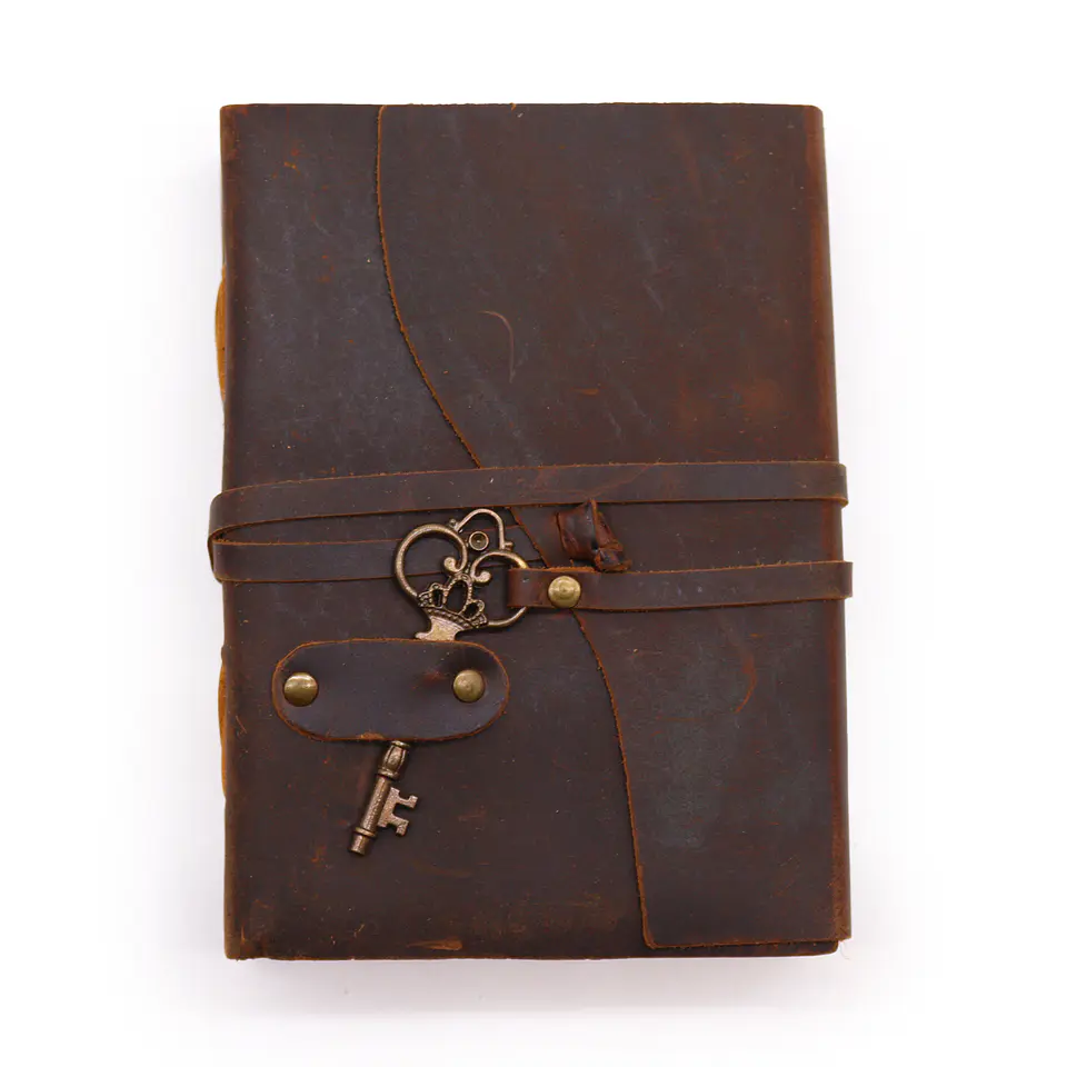 Caderno de Couro Escuro com Chave - Efeito Envelhecido 13x18cm 1