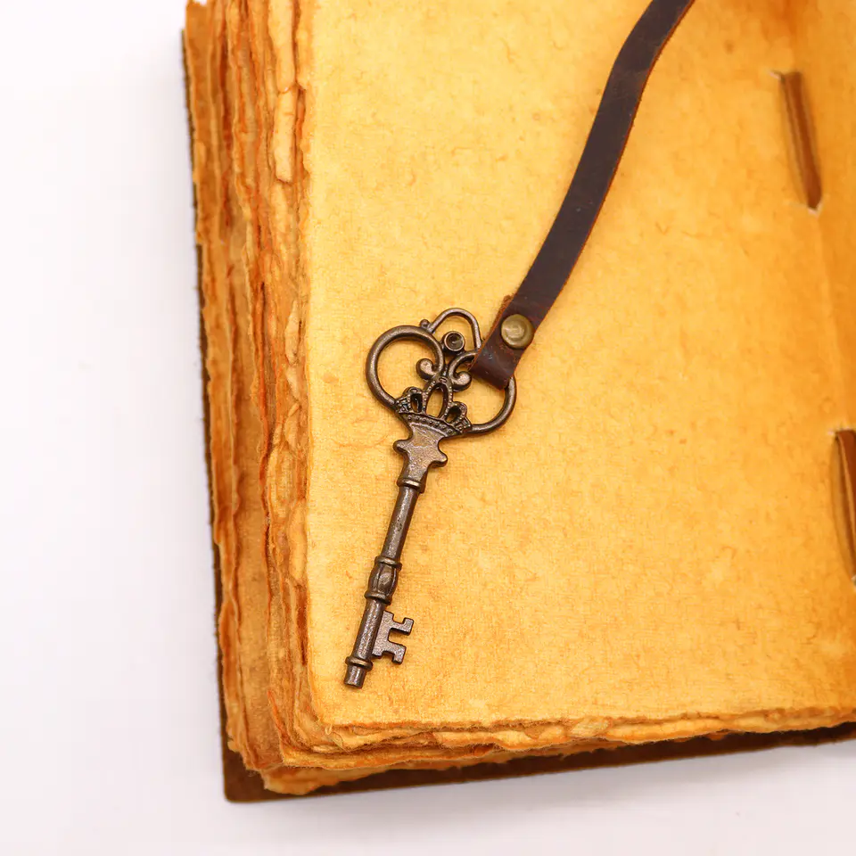 Caderno de Couro Escuro com Chave - Efeito Envelhecido 13x18cm 5