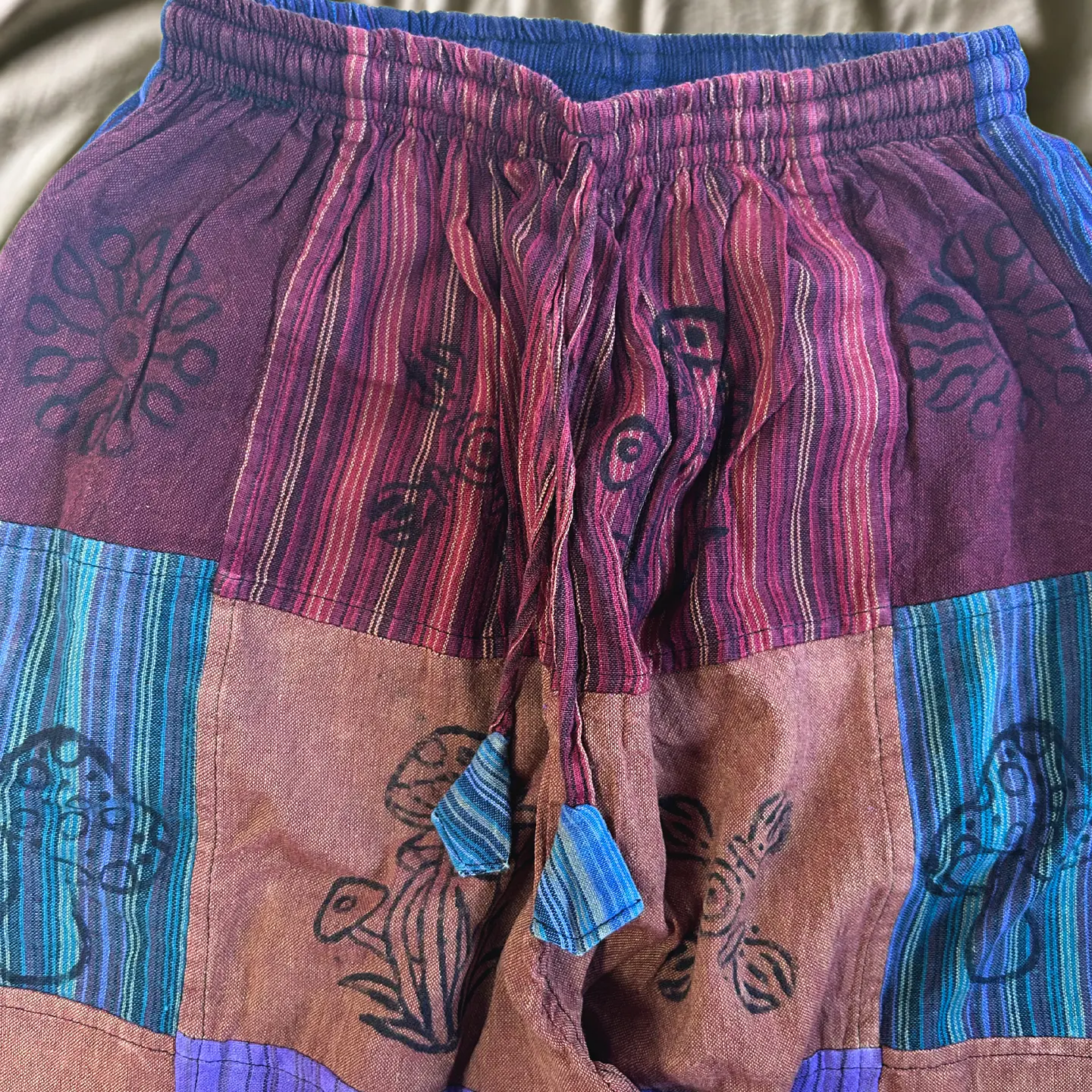 Calças Cogumelo Nomad Sari - Estampas de Quadrados - Tons Roxo 2