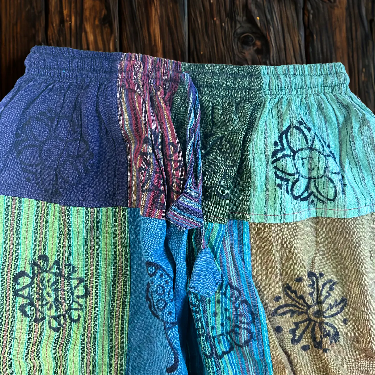 Calças Cogumelo Nomad Sari - Estampas de Quadrados - Tons Verde 2