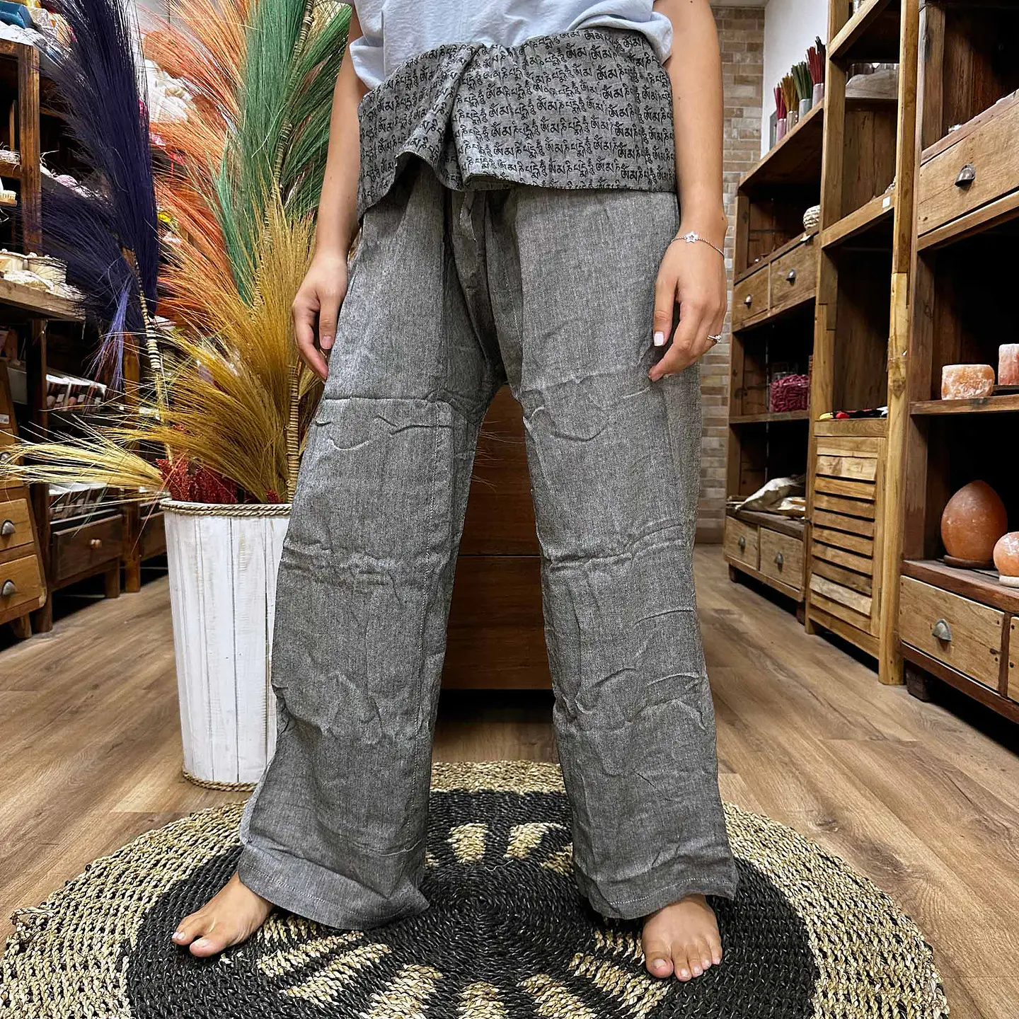 Calças Yoga & Meditação c/ Mantra - Estilo Pescador Tailandês - Cinzento 1