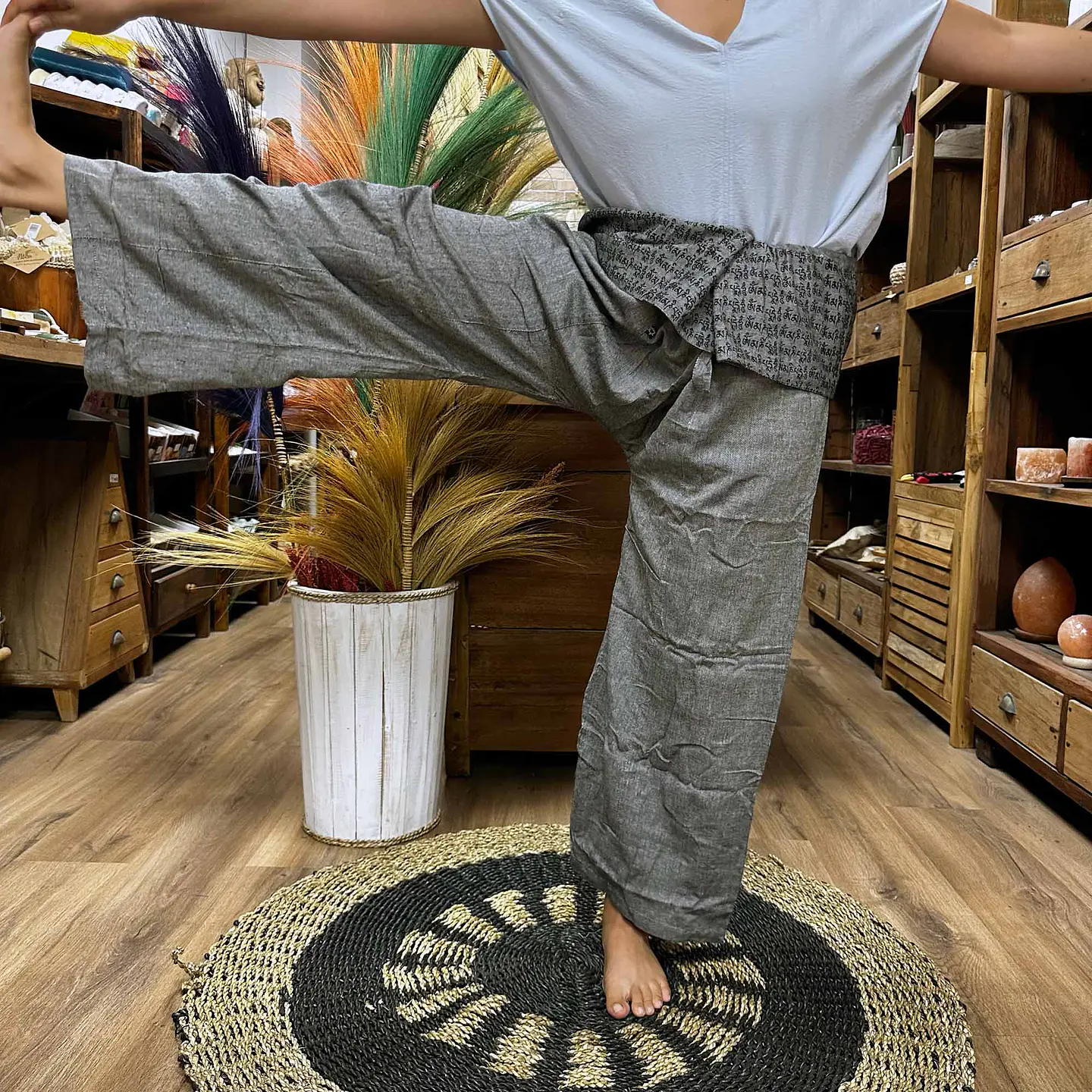 Calças Yoga & Meditação c/ Mantra - Estilo Pescador Tailandês - Cinzento 2
