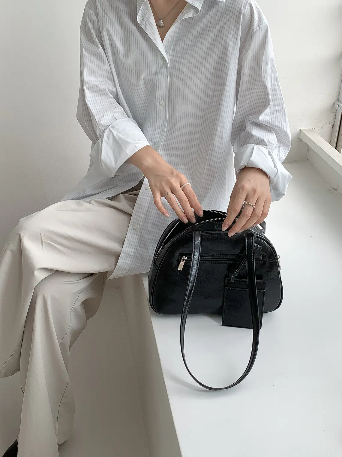 Bolso Bowling 'Arco' con Cartera Colgante - Estilo Retro Urbano & Funcional 4