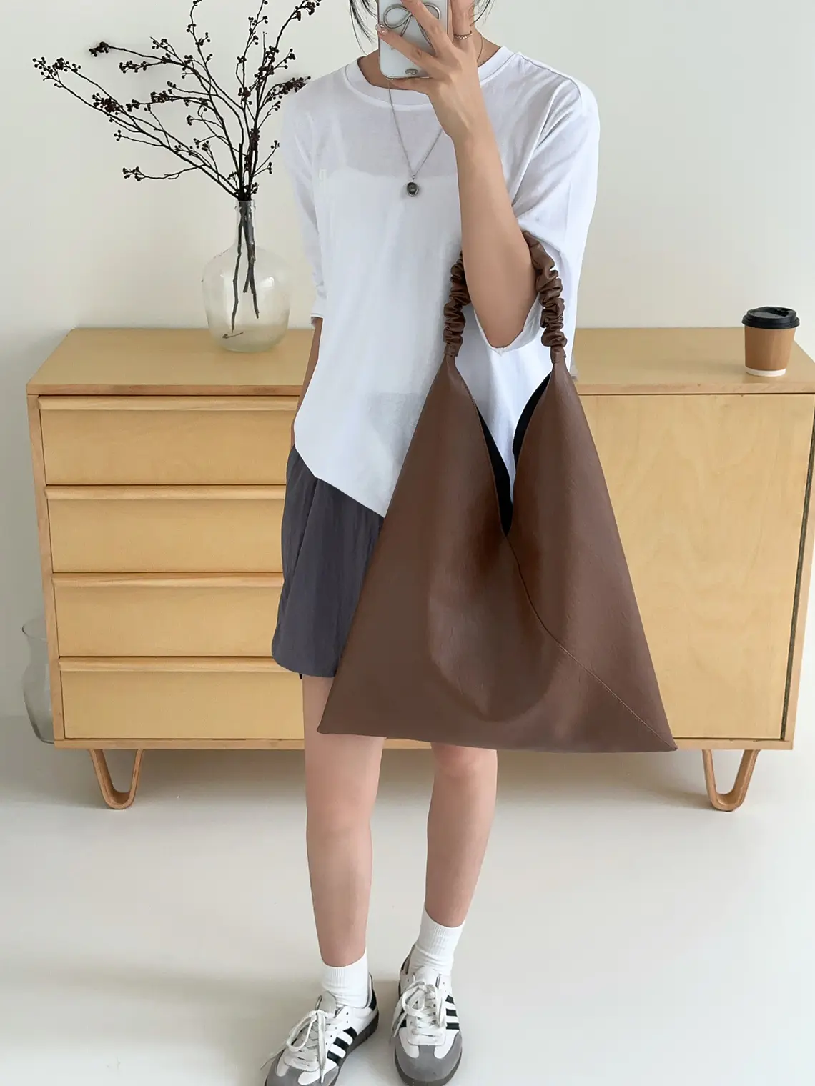 Bolso Hobo Triangular con Asa Fruncida — Estilo Minimalista Urbano 4