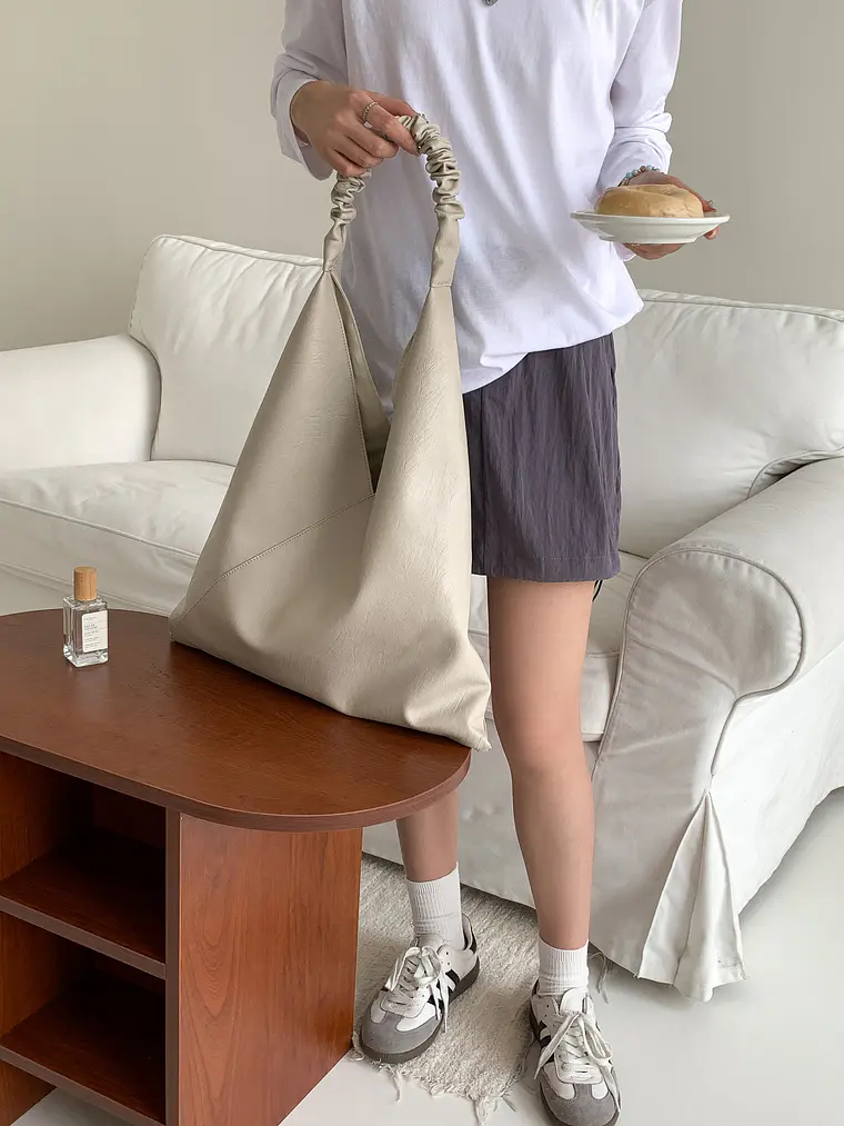 Bolso Hobo Triangular con Asa Fruncida — Estilo Minimalista Urbano 9