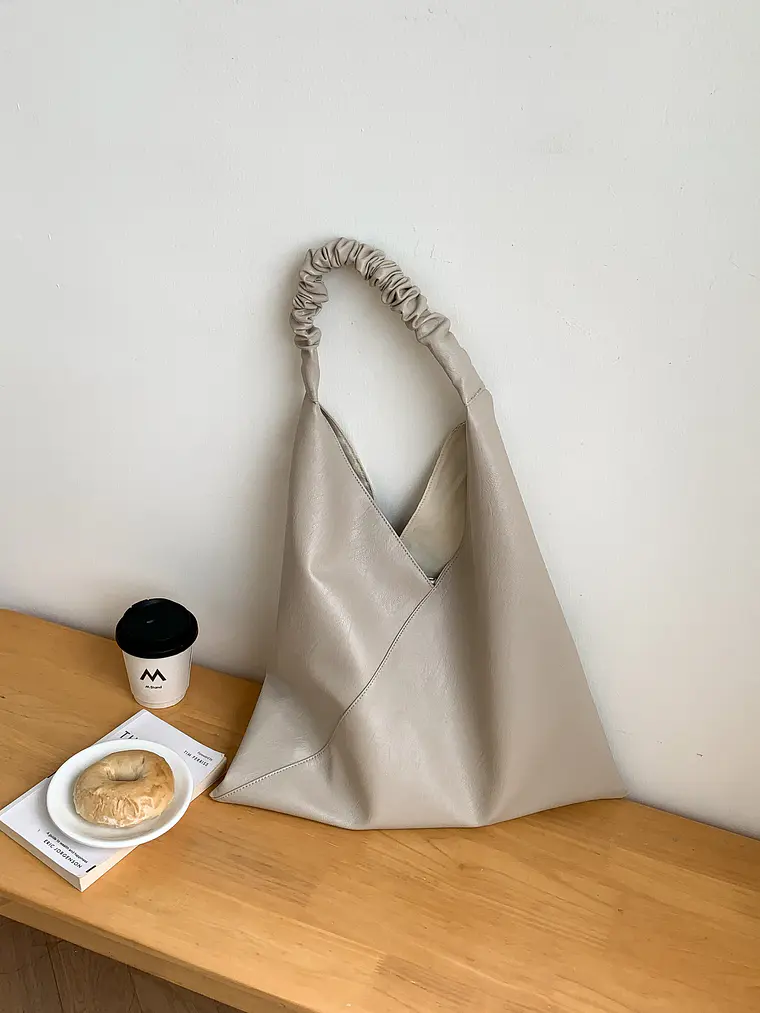 Bolso Hobo Triangular con Asa Fruncida — Estilo Minimalista Urbano 6