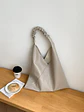 Bolso Hobo Triangular con Asa Fruncida — Estilo Minimalista Urbano - Miniatura 6