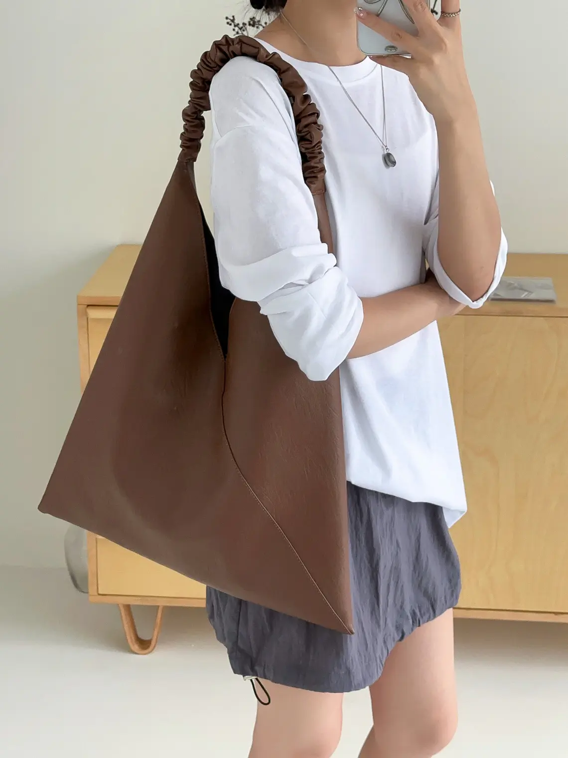 Bolso Hobo Triangular con Asa Fruncida — Estilo Minimalista Urbano 5