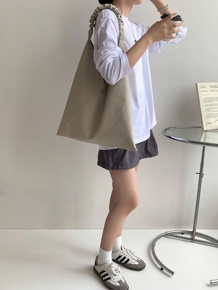 Bolso Hobo Triangular con Asa Fruncida — Estilo Minimalista Urbano 10