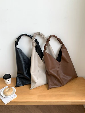 Bolso Hobo Triangular con Asa Fruncida — Estilo Minimalista Urbano