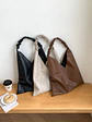 Bolso Hobo Triangular con Asa Fruncida — Estilo Minimalista Urbano - Miniatura 1