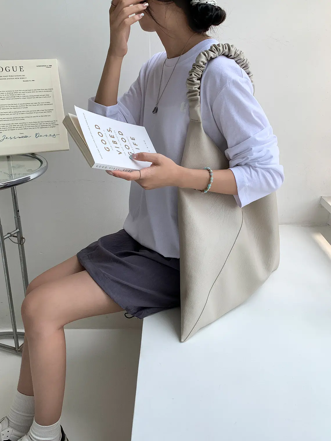 Bolso Hobo Triangular con Asa Fruncida — Estilo Minimalista Urbano 11